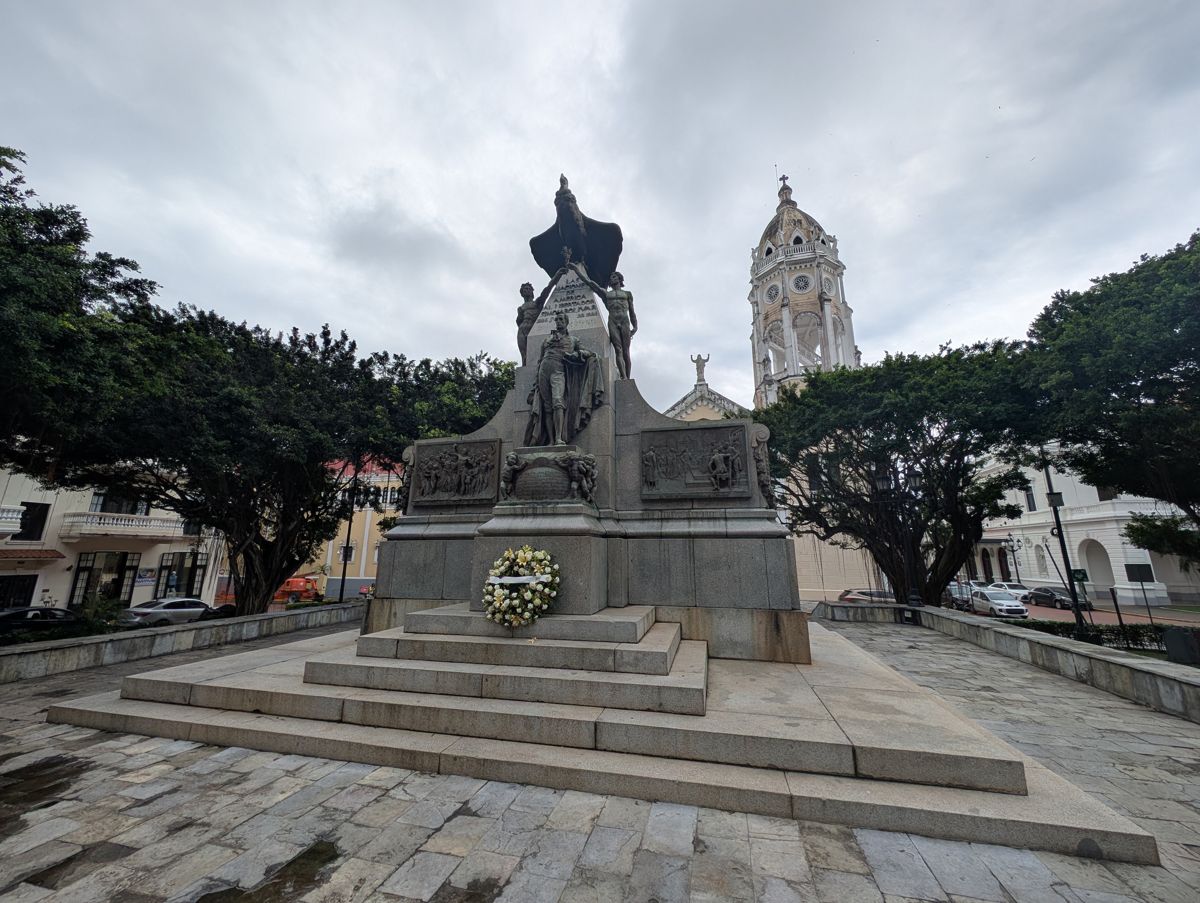 Bolívar monument, Plaza Bolívar