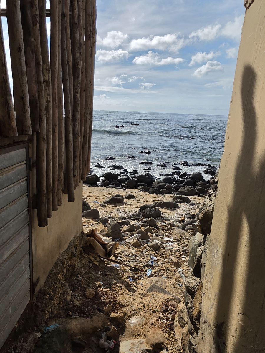 A gap between walls down to the water