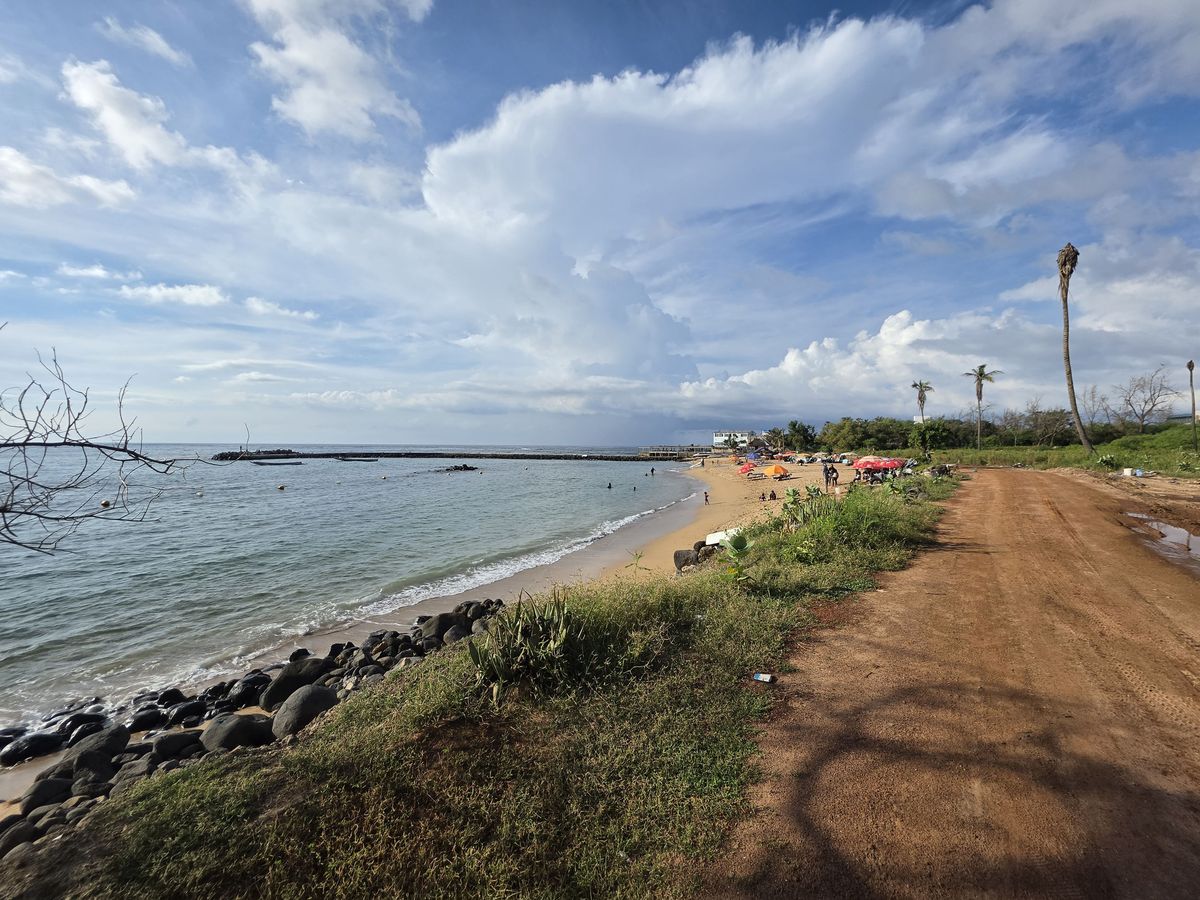 The dirt road along the beach