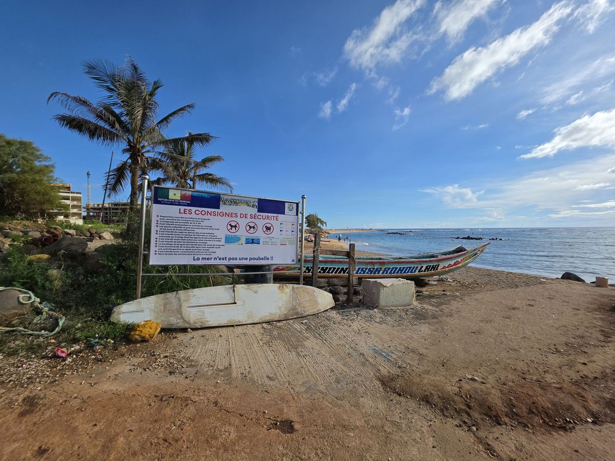 Beach rules. The last line reads “The sea is not a trash can!!”