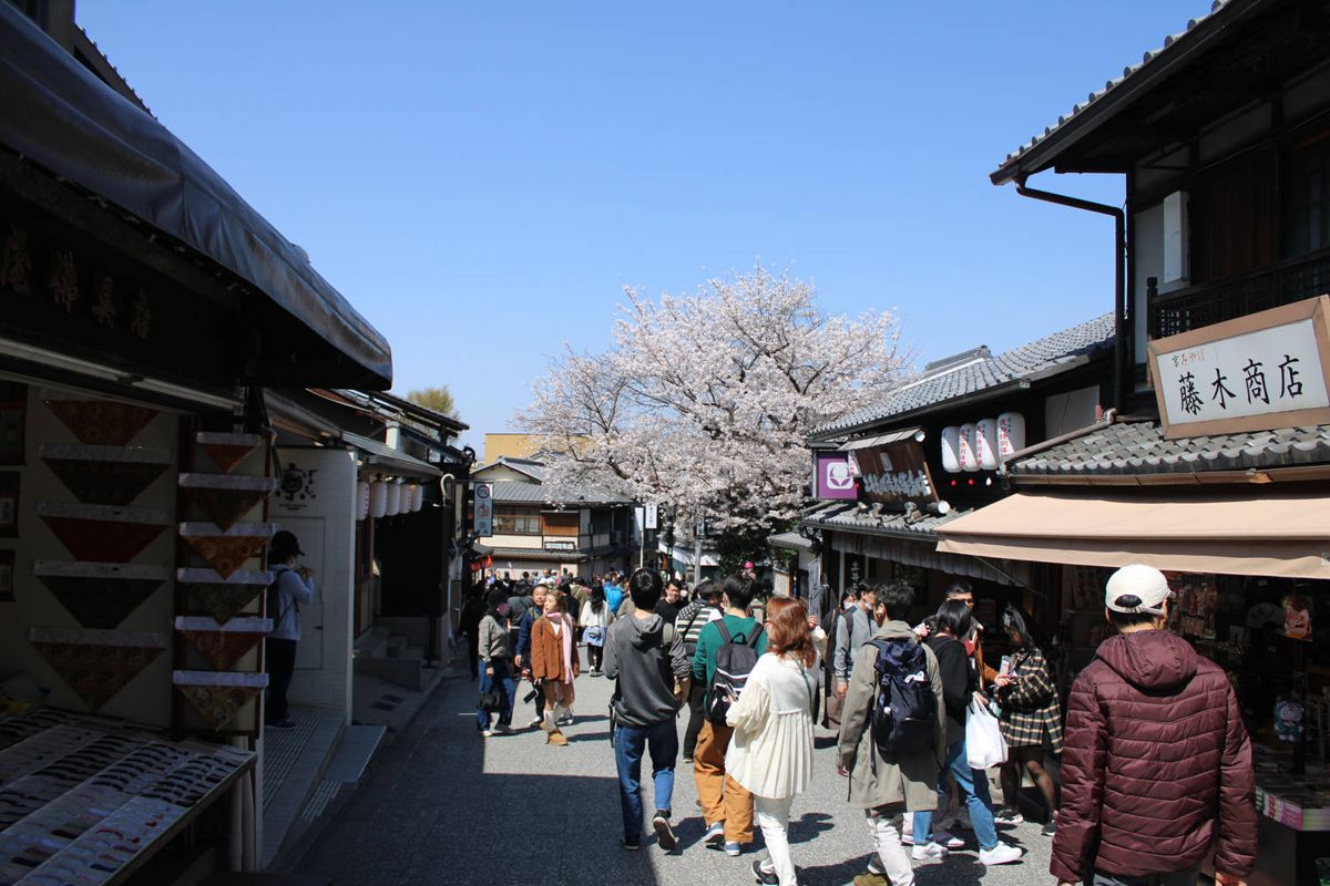 The shopping street, crowded again