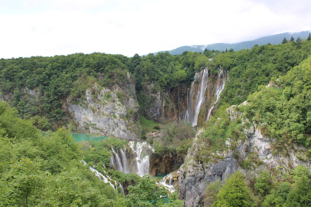 The gorge with the tall waterfall