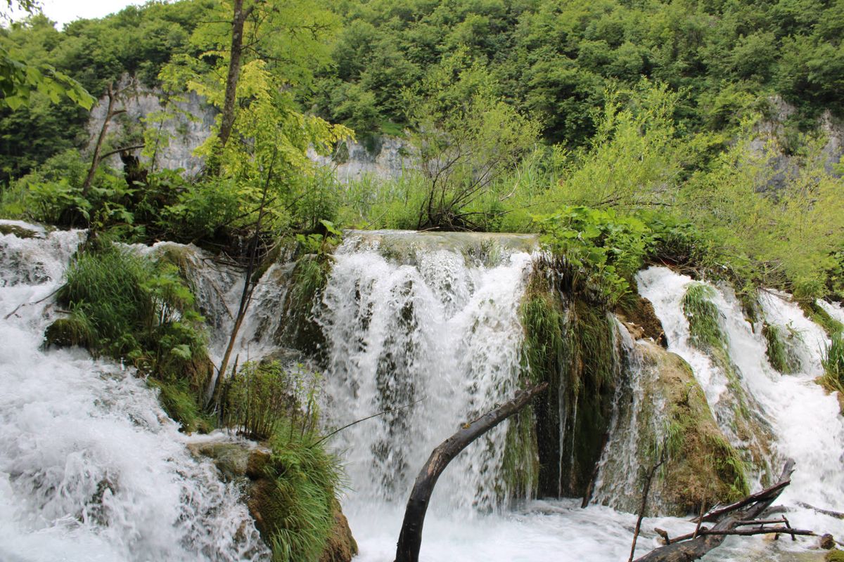 A wide band of small falls