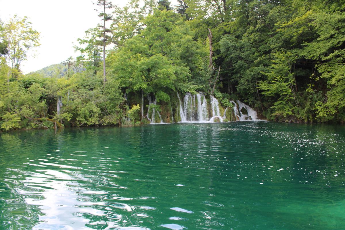 Falls at the end of a lake