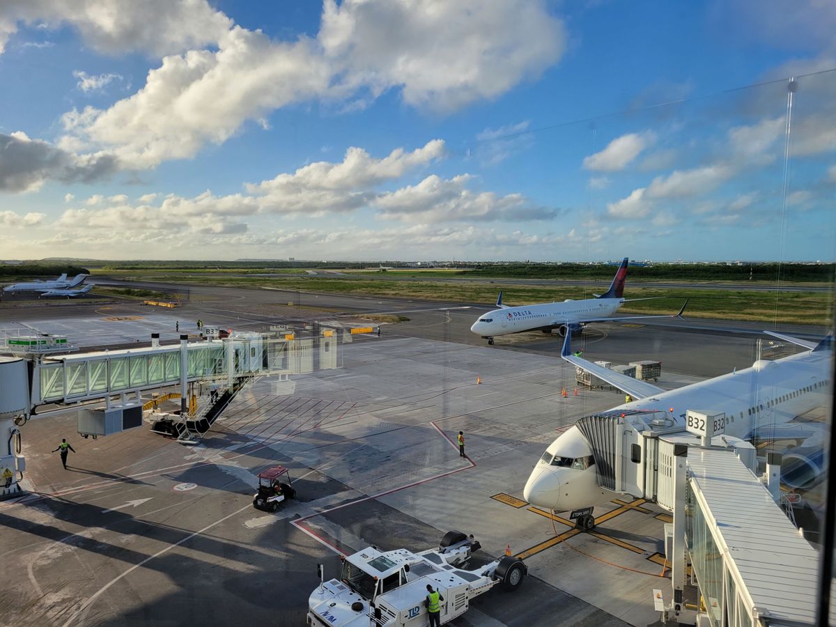 A Delta 737 taxiing past the gates