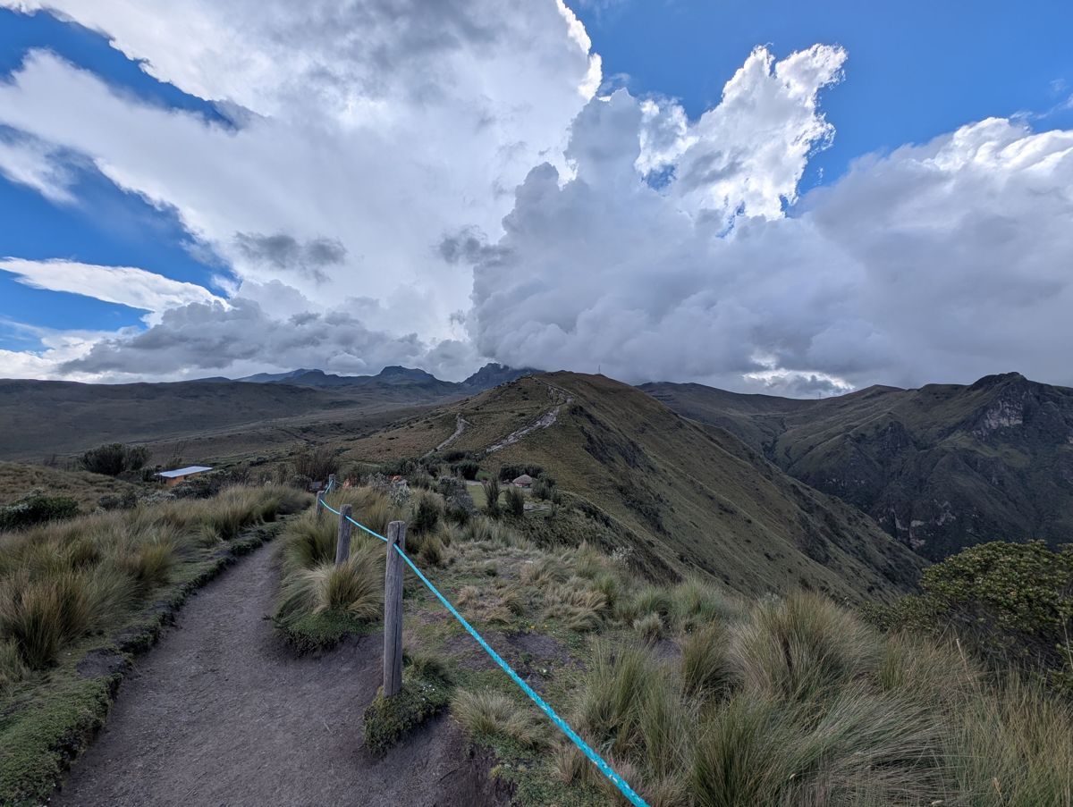The trail along the ridge, toward the peaks