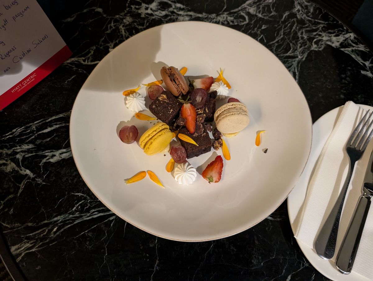 A welcome dessert and handwritten note from the hotel