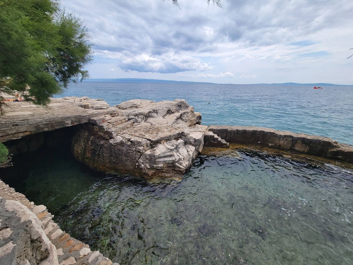 A flat rock ledge into the sea