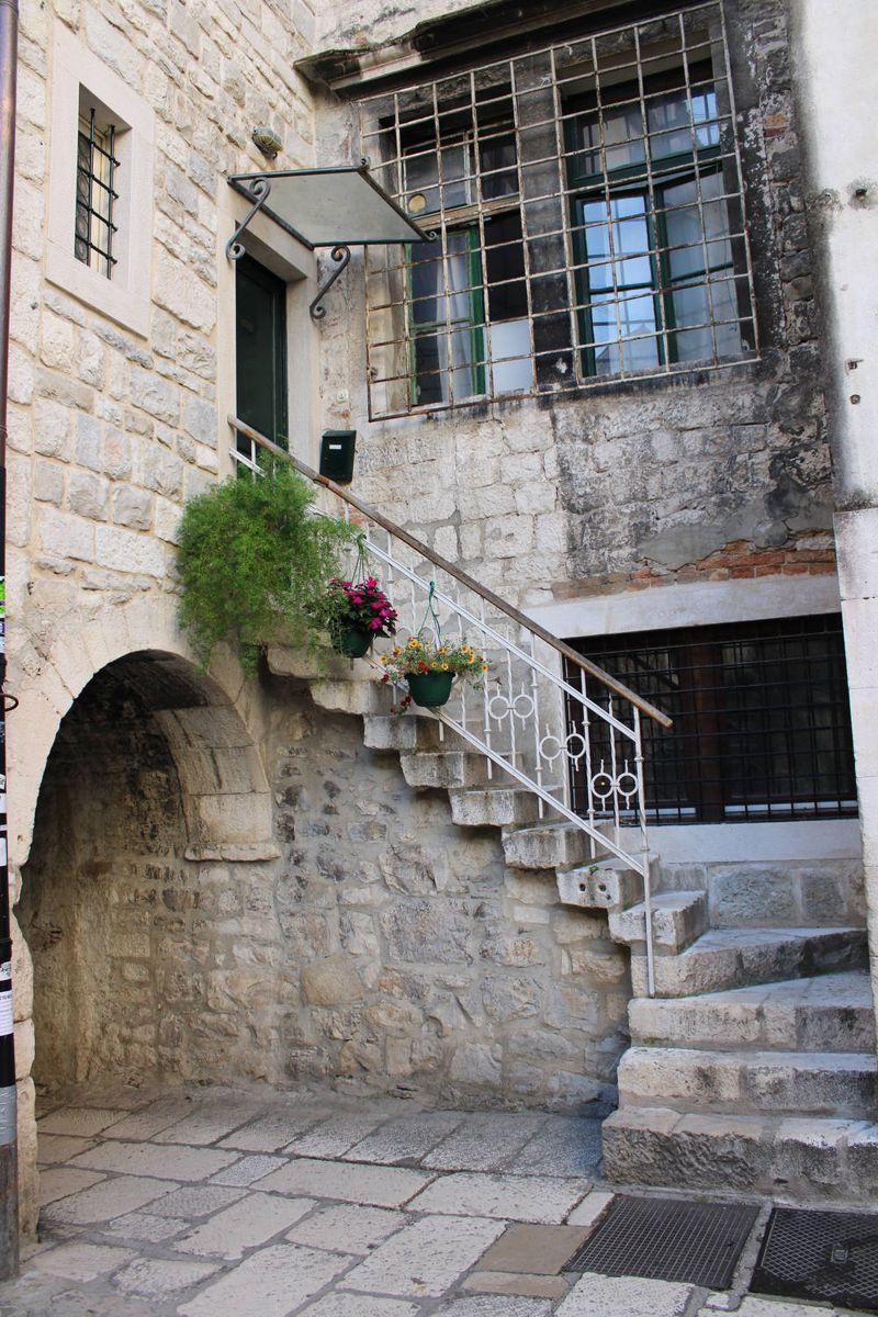 A stone stairway in a courtyard