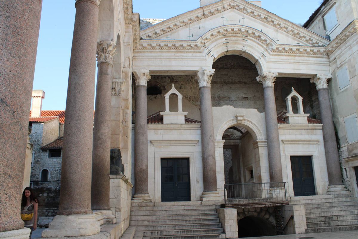 The colonnaded square, people by the columns