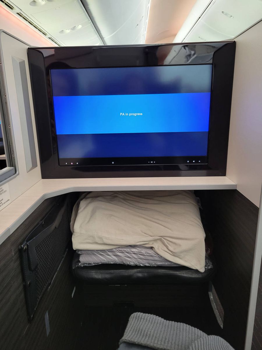 The suite: screen, ottoman and bedding